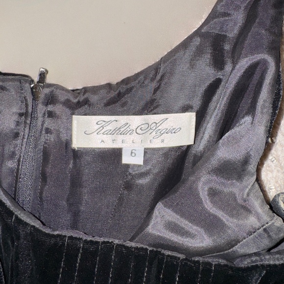 Black velvet cropped fitted elegant sleeveless top. Size 6 - Picture 5 of 5